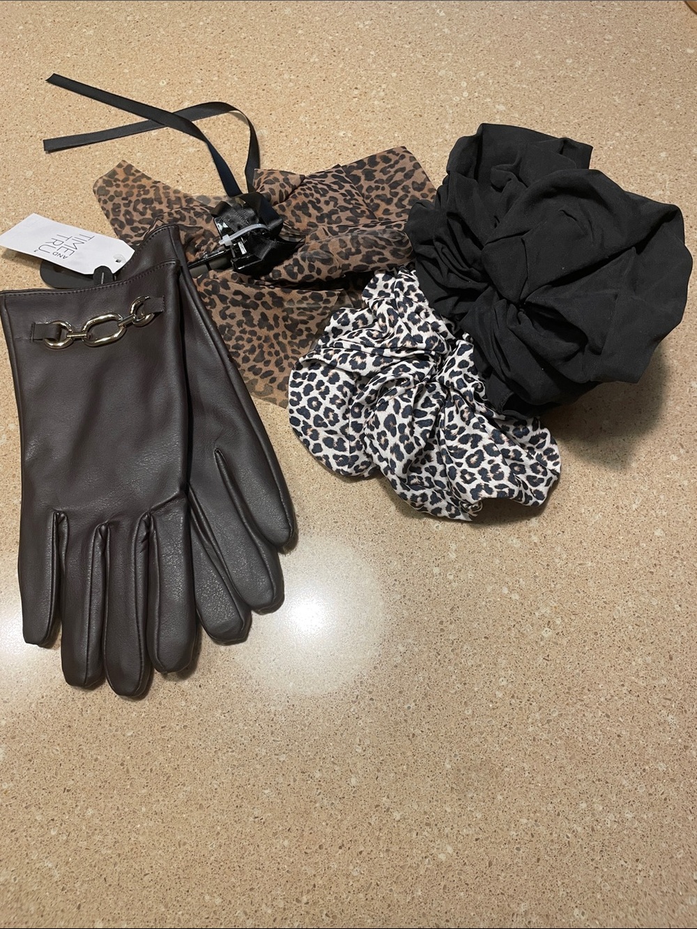 Leather Chain-Accent Gloves, Claw Clip & Leopard Scrunchie Set - Black/Brown
